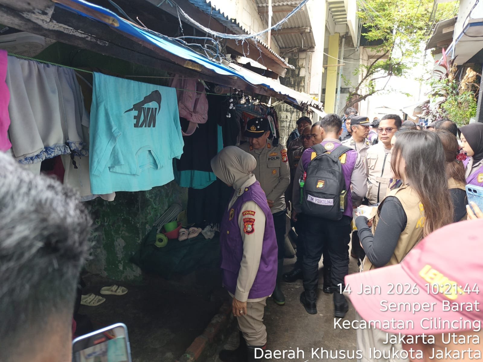Tim Trauma Healing Polri Bersama Relawan UI Hadir Bersama Warga Pascabanjir di Cilincing