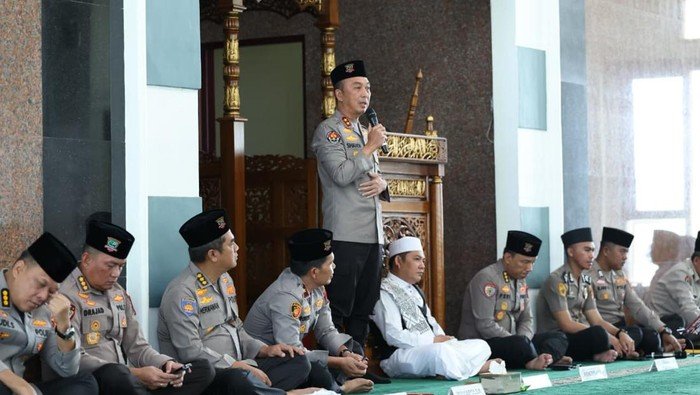 Kapolda Sumsel Beri Penghargaan ke 48 Personel Berprestasi